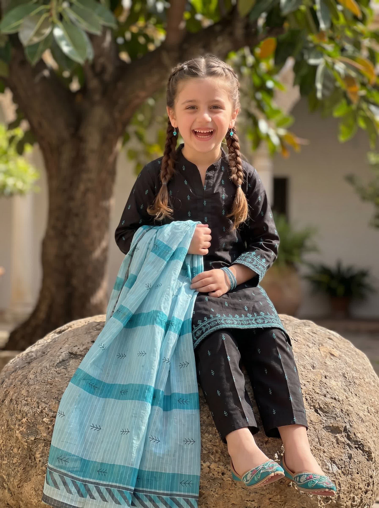 3 PIECE EMBROIDED LAWN SUIT BLACK KMB 4001