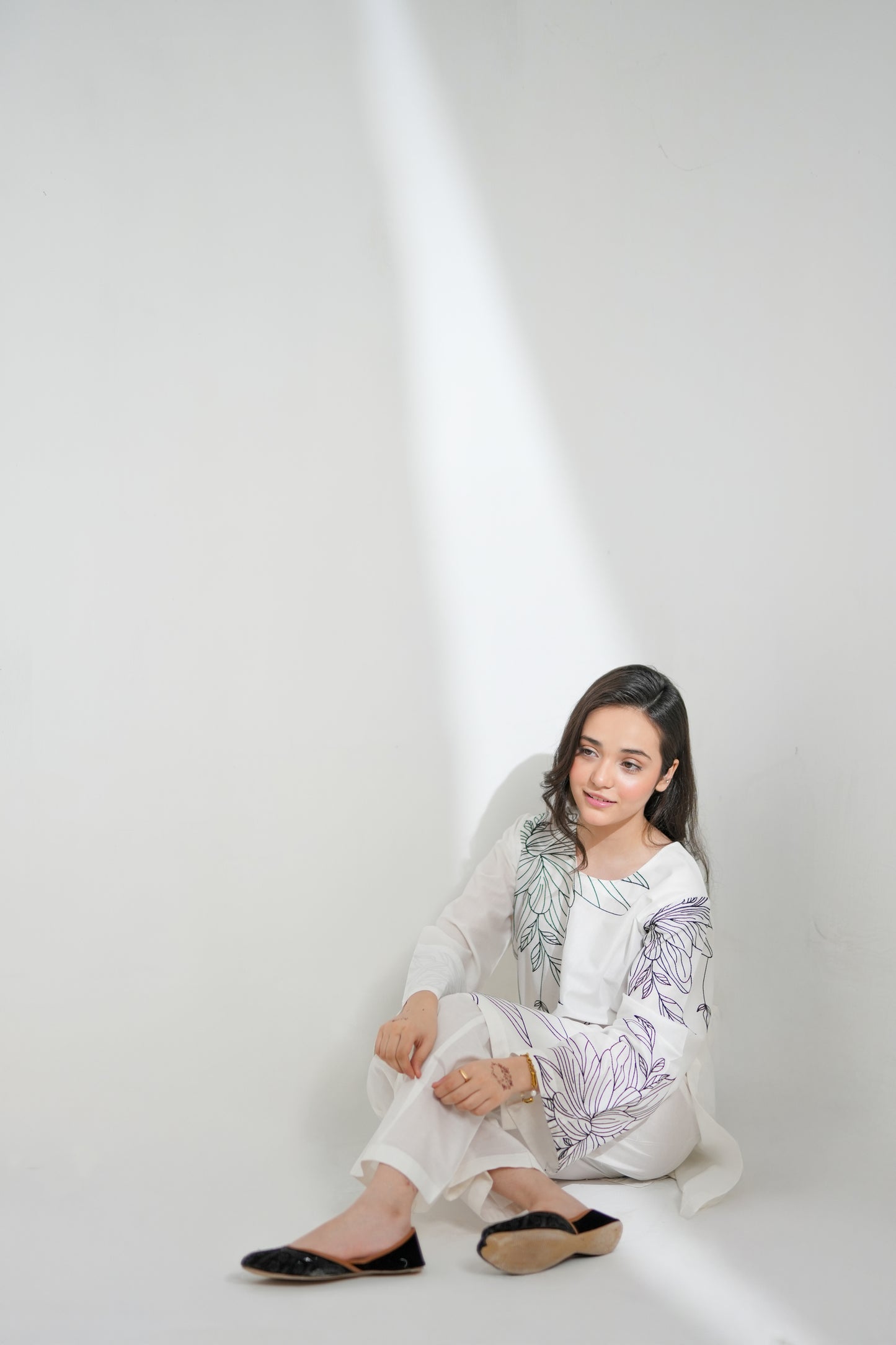 2 PIECE EMRODERED LAWN SUIT WHITE KRS-1022