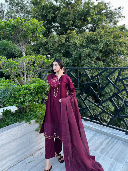 3 PIECE EMBROIDED LAWN SUIT MAROON KCG 4002